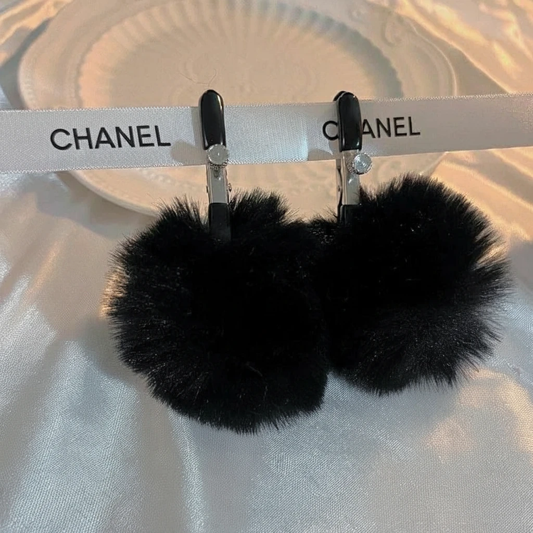 گیره نک سینه، مدل پوم پوم Nipple clamp